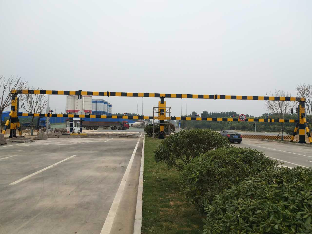公路智能升降限高架